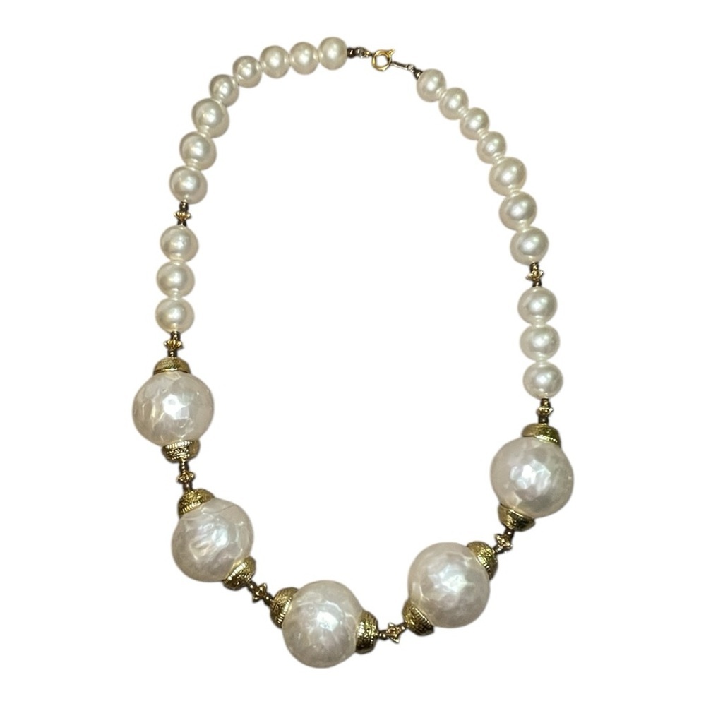 Elegant Pearl and Gold Women's Necklace - Picture 5 of 6